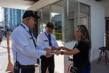 entrega obsequio dia del hombre