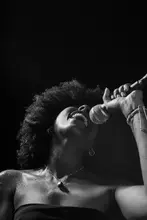 Pasiones conectadas: El Camino de Angi Lucumí en la música y el periodismo