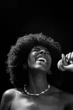 Pasiones conectadas: El Camino de Angi Lucumí en la música y el periodismo