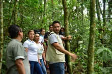 En el día de la Tierra, uniquindianos recorrieron el relicto boscoso “Cedro Rosado”