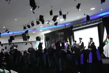 Birretes al aire, grados del CAT de Cali