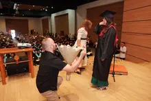 Propuesta de matrimonio en grados de la UQ