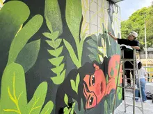 Estudiantes de artes visuales habitaron el bloque de ciencias básicas con un performance y un mural